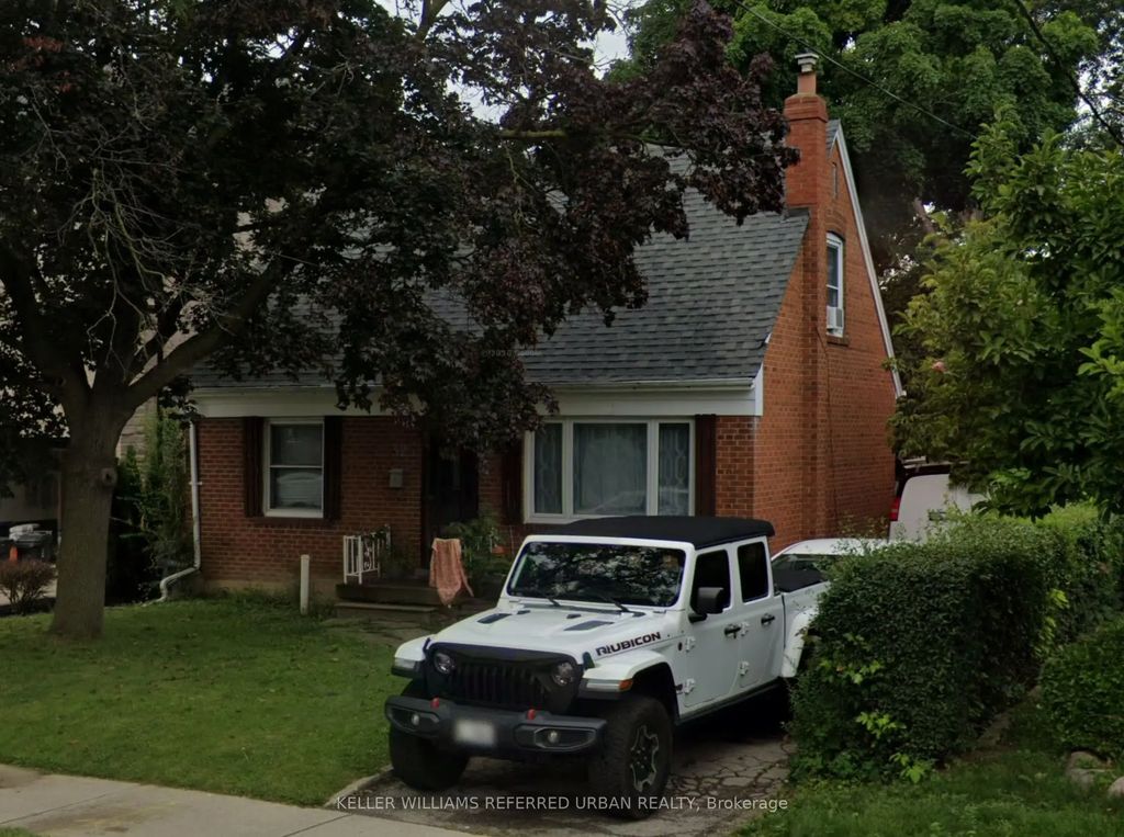 32 Amesbury Drive, Toronto W04