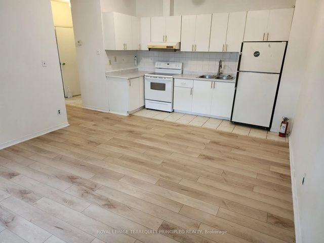 1400 Queen Street W 3, Toronto W01