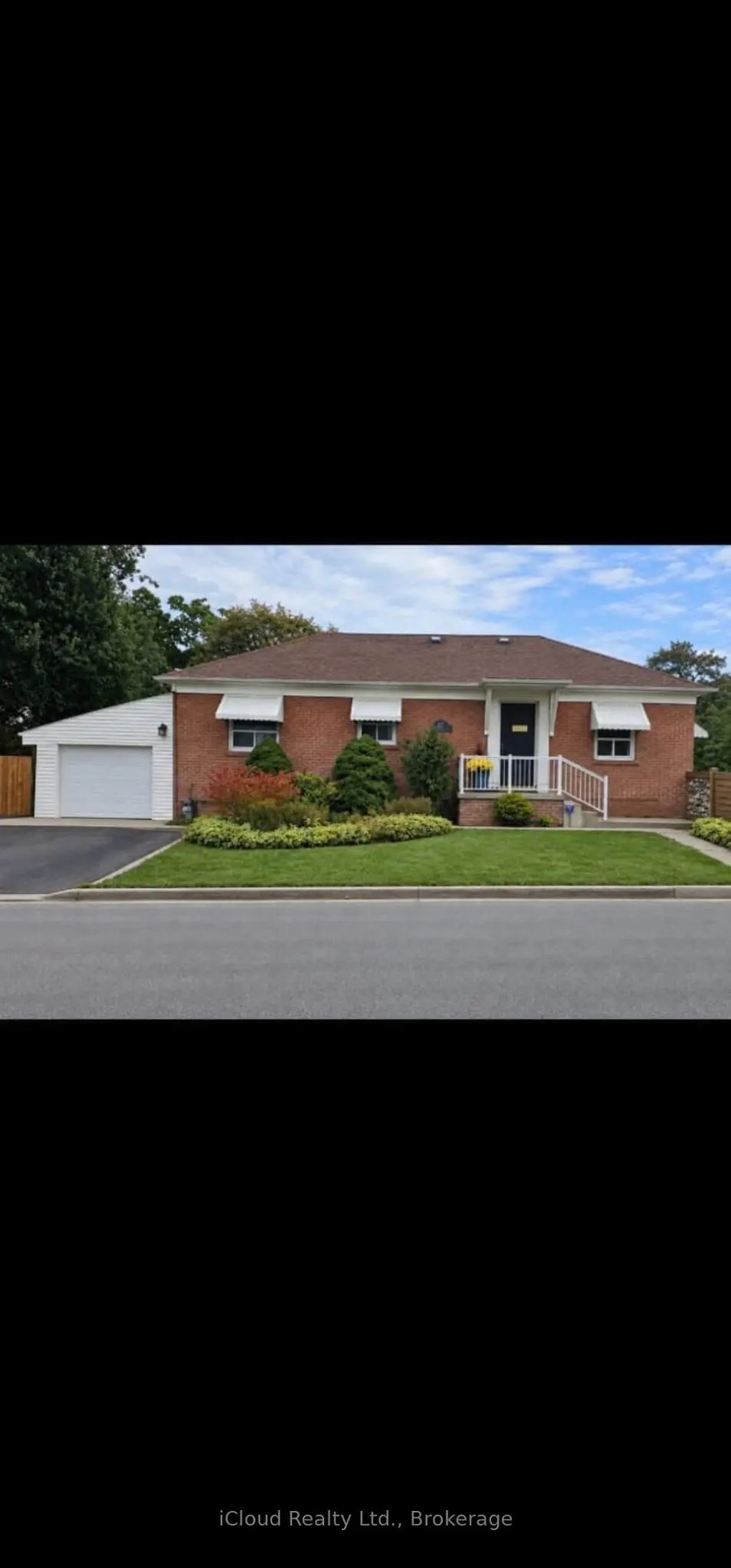 27 Inchcliffe Crescent Upper, Toronto W09