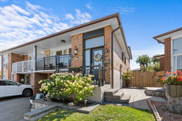 20 Honeywood Road, Toronto W05