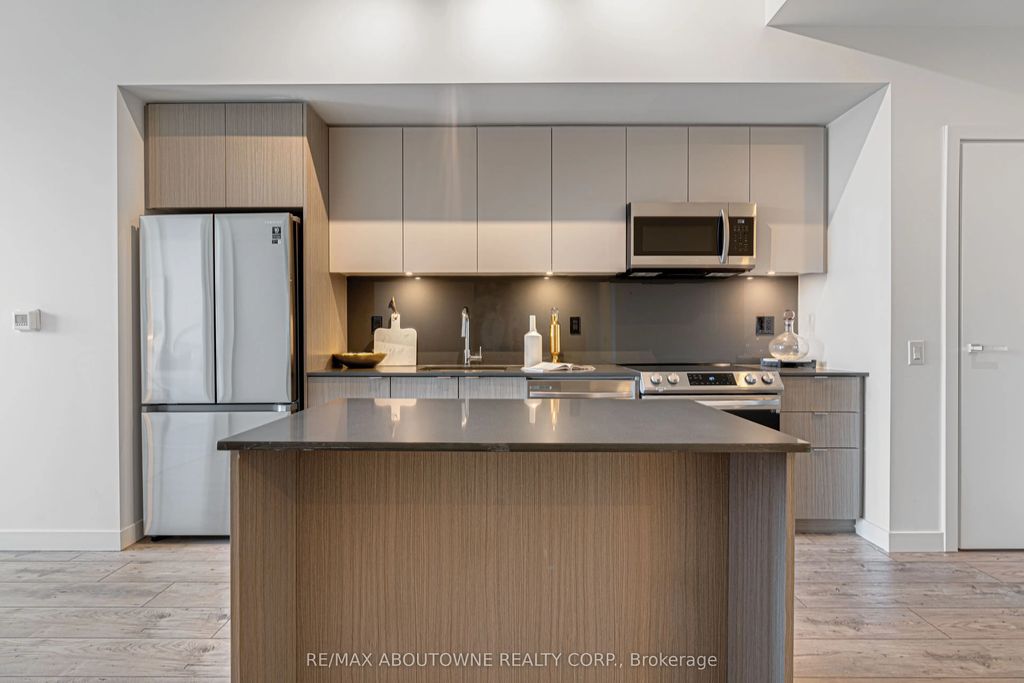 133 Bronte Road Bo908, Oakville