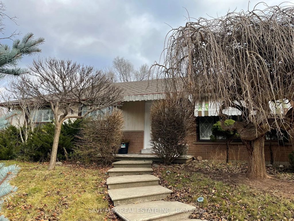 561 Weir Avenue, Oakville