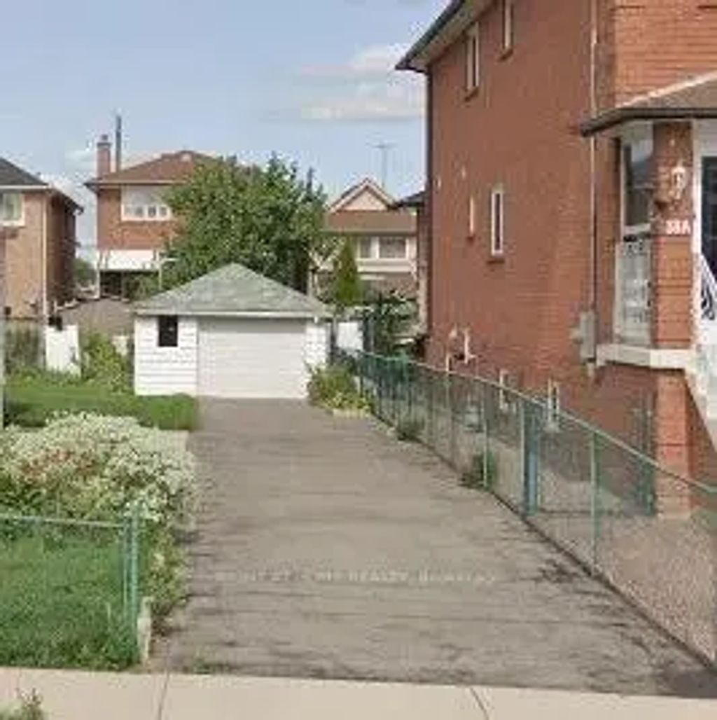 20 Maple Bush Avenue, Toronto W04