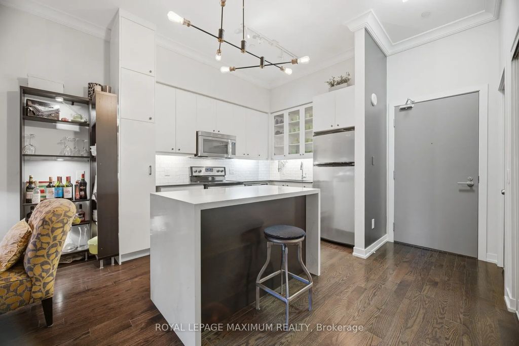 8 Fieldway Road 104, Toronto W08