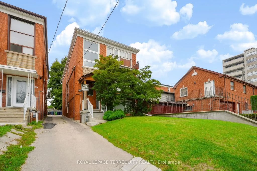 32 Dynevor Road Upper, Toronto W03