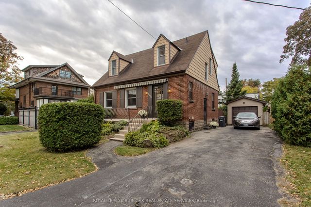 2104 Emerald Crescent, Burlington