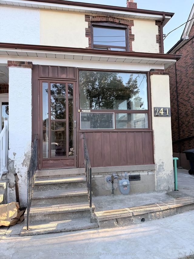 241 Dunraven Drive Main, Toronto W03