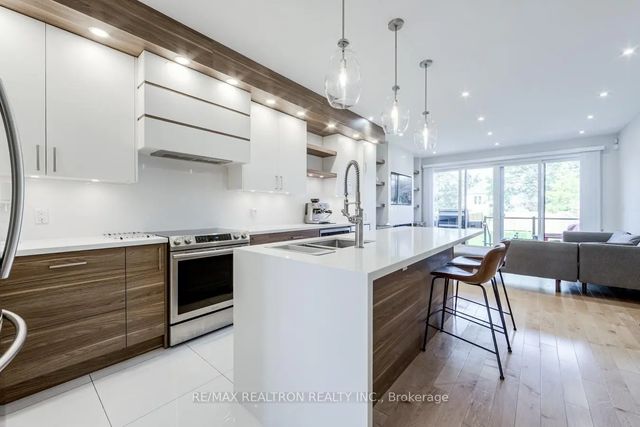 6b Trowell Avenue, Toronto W03