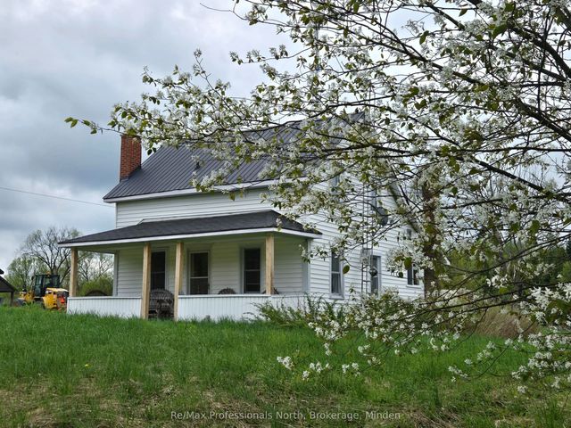 1047 Mccrea Road, Highlands East