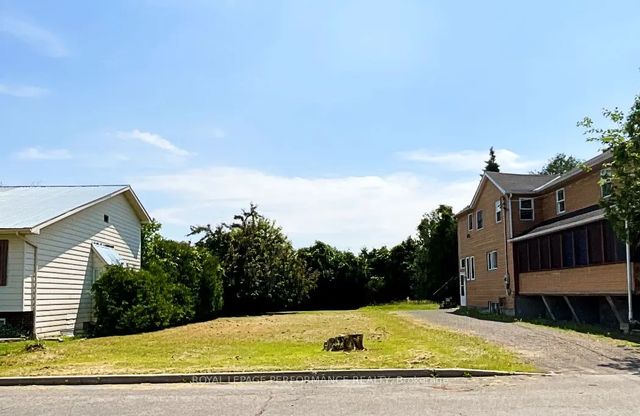 Na Kitchener Street, Hawkesbury