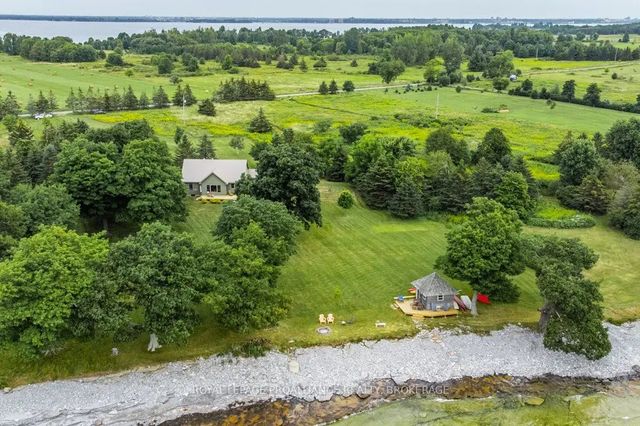 395 Nine Mile Point Road, Frontenac Islands
