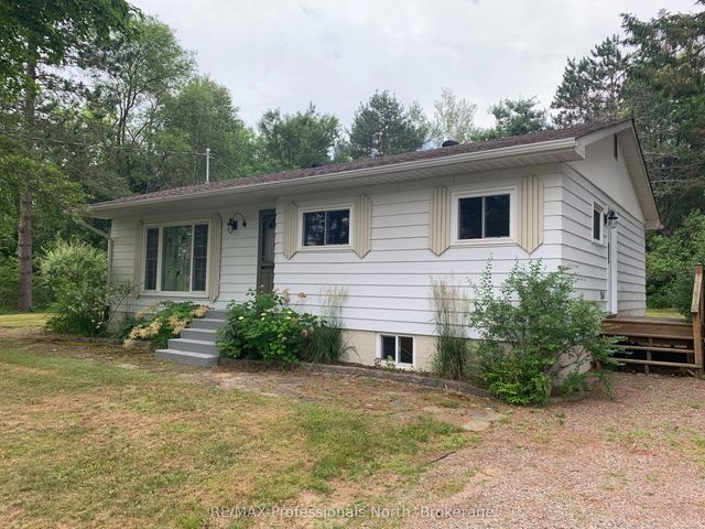2195 Loop Road, Highlands East