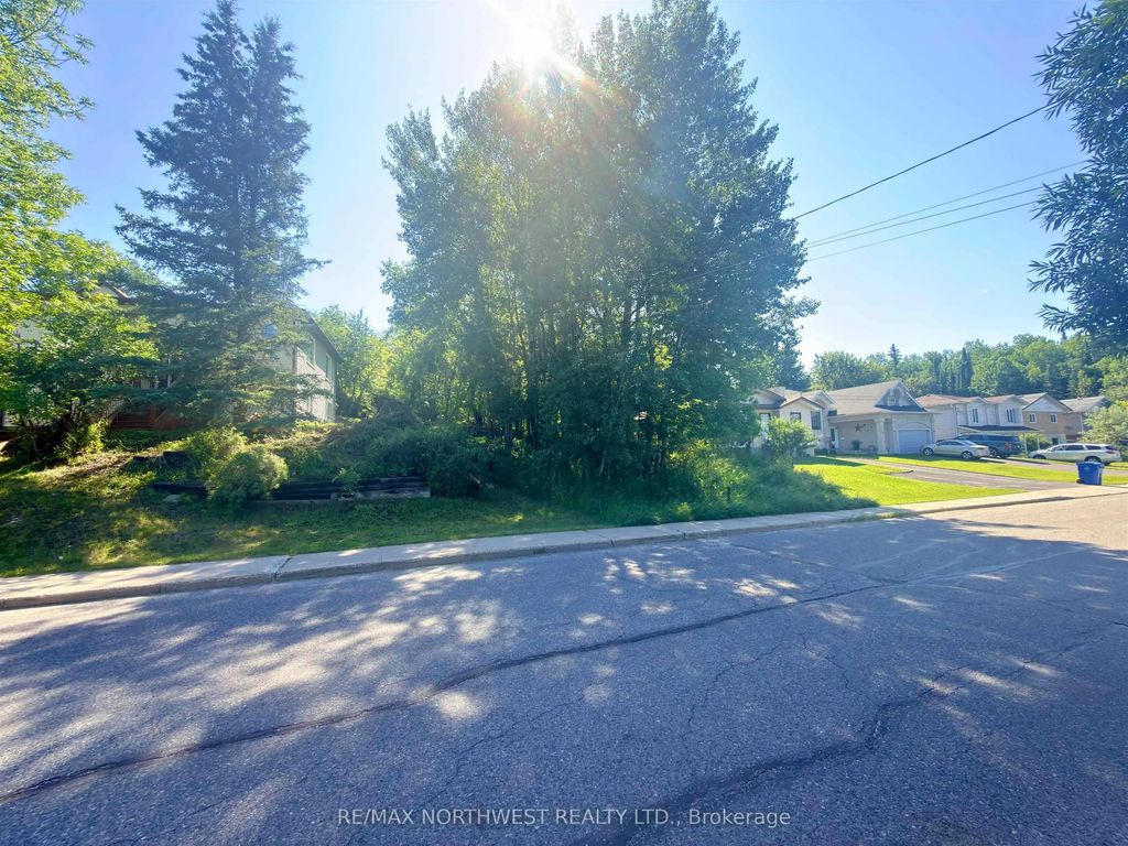 881 4th Avenue S, Kenora