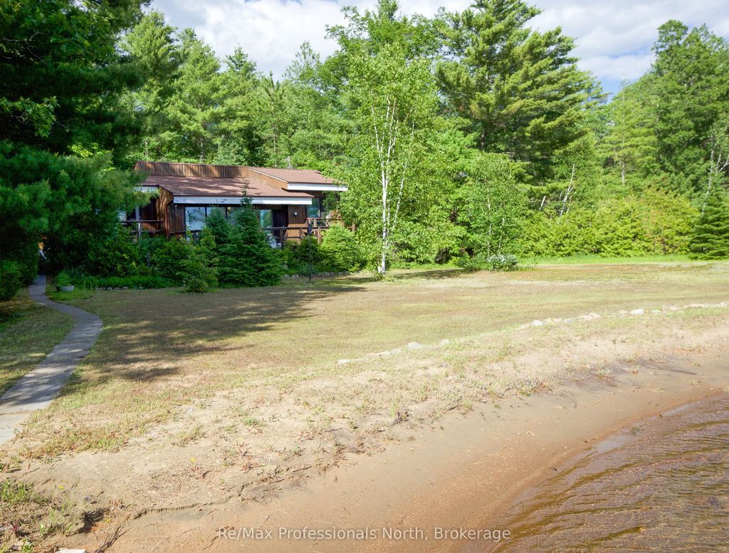 673 Peninsula Road W, Gravenhurst
