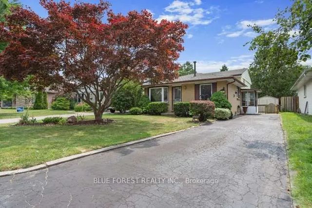 27 Villeneuve Crescent, London East