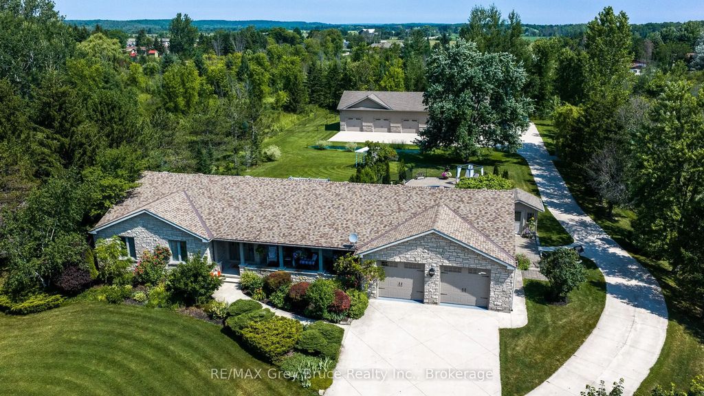 913 27th Street W, Georgian Bluffs
