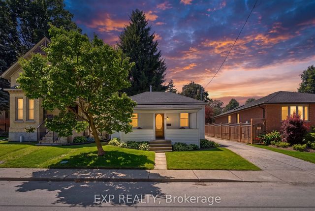 99 Victoria Street N, Woodstock
