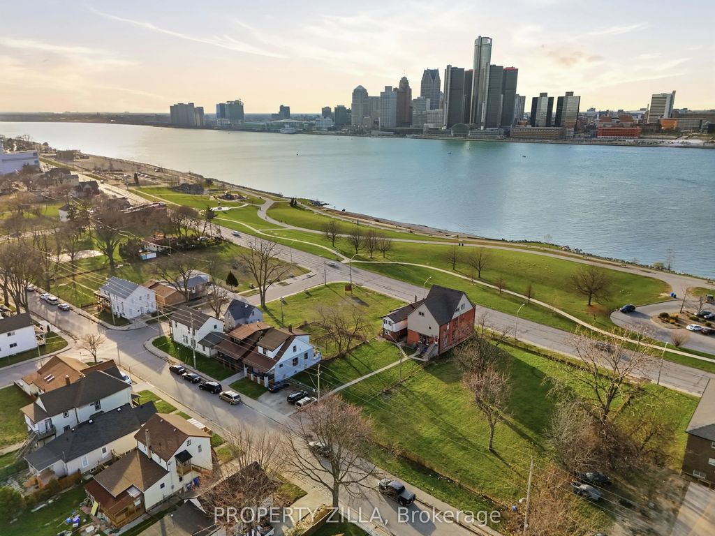 819-829 Riverside Drive E, Windsor