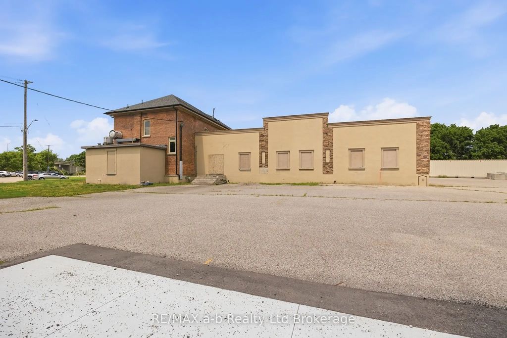 95 Victoria Street S, Woodstock