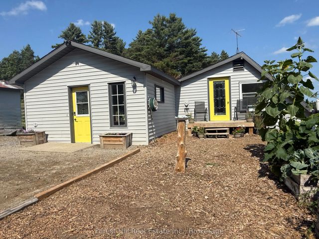 832 East Road, Parry Sound Remote Area