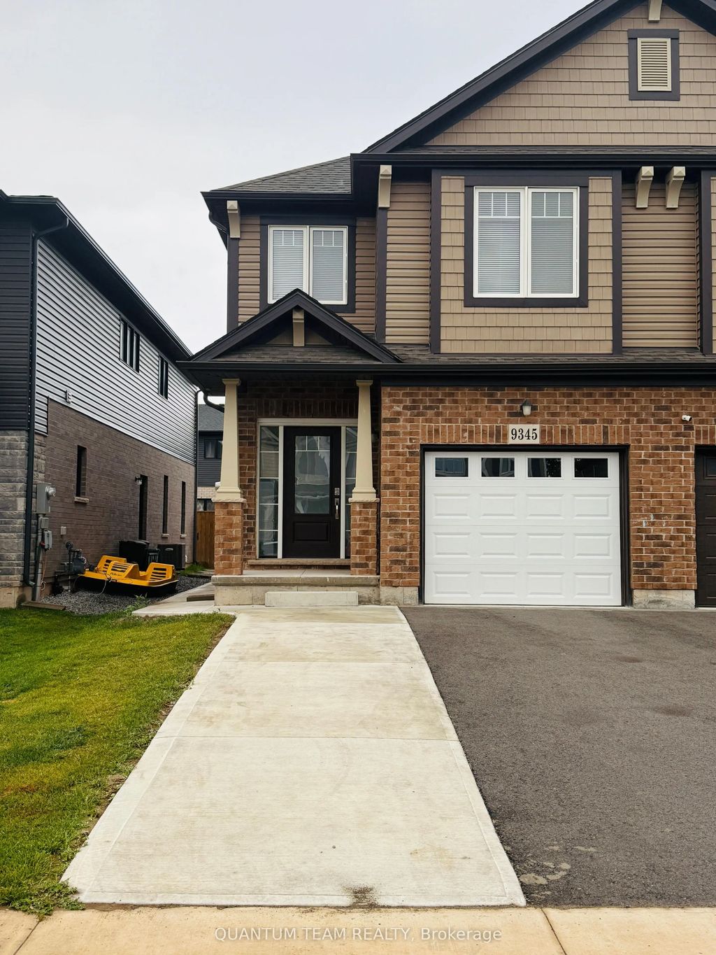 9345 White Oak Avenue Upper, Niagara Falls