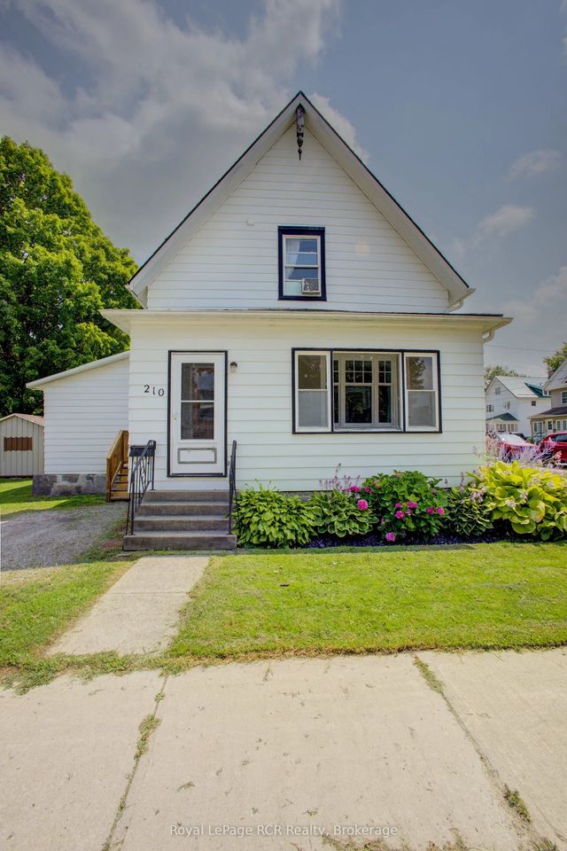 210 N Davidson Avenue N, North Perth