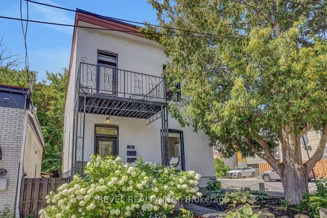 52 Lebreton Street N, West Centre Town