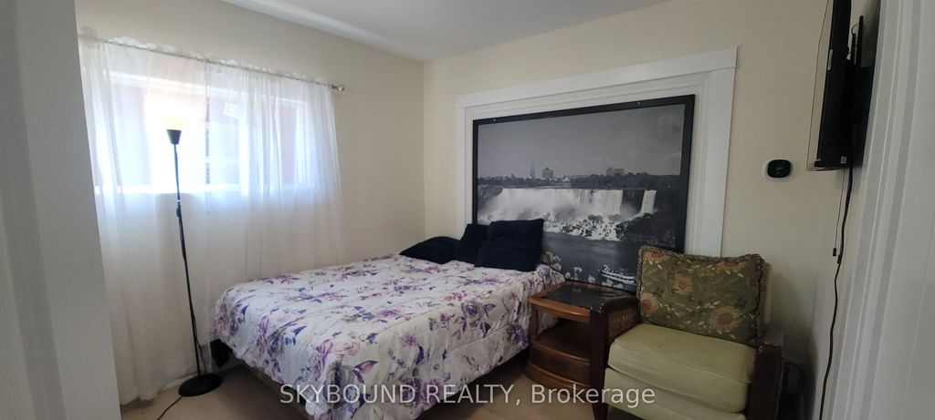 4869 Second Avenue Room, Niagara Falls