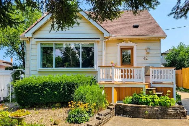 42 Lake Avenue N, Hamilton