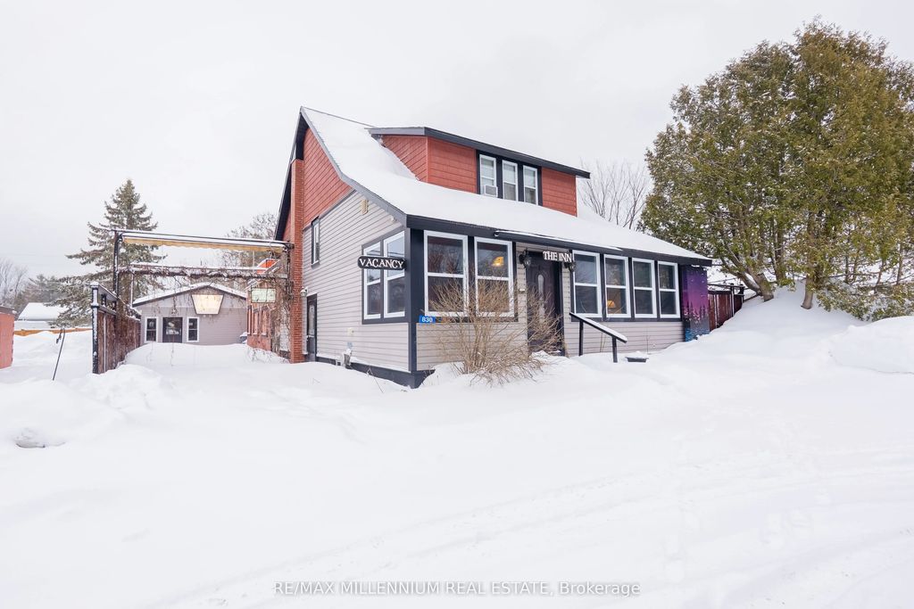 830 Muskoka Road S, Gravenhurst