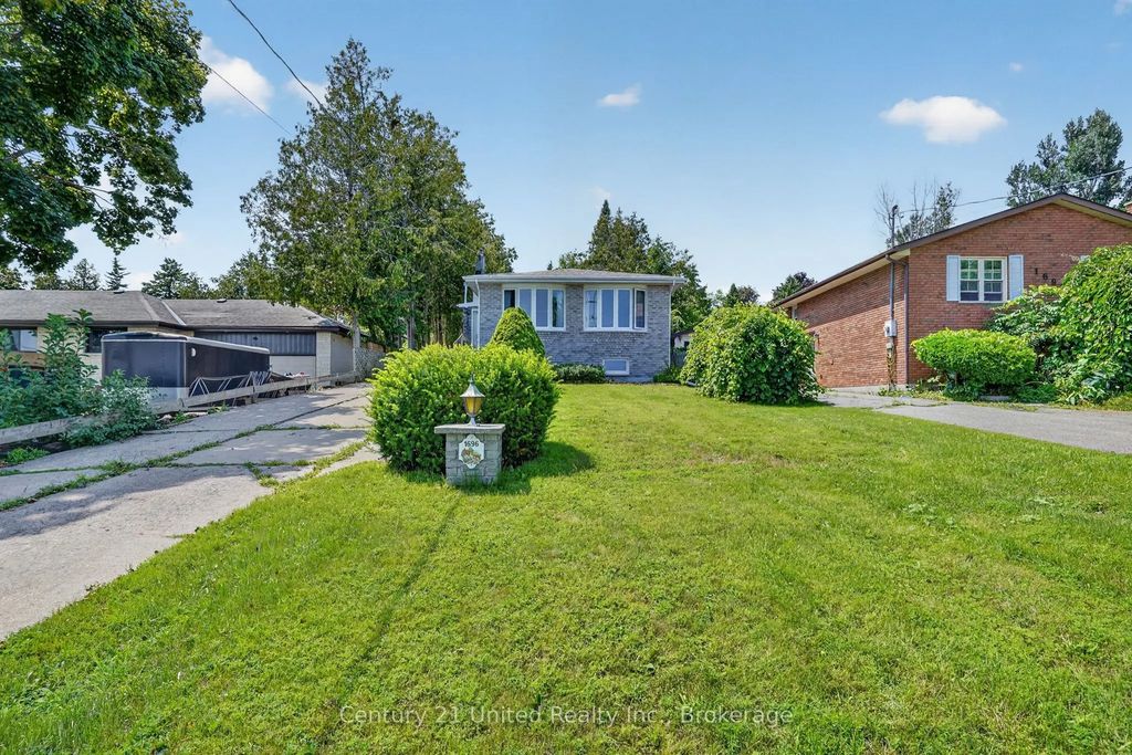 1696 Applewood Crescent, Peterborough