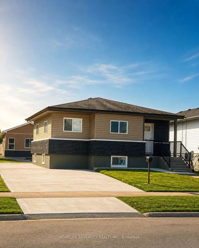 221 Emerson Avenue S, London South