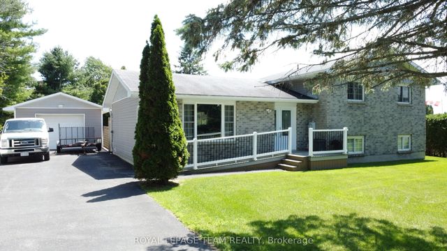 12078 E Lakeshore Drive E, South Dundas