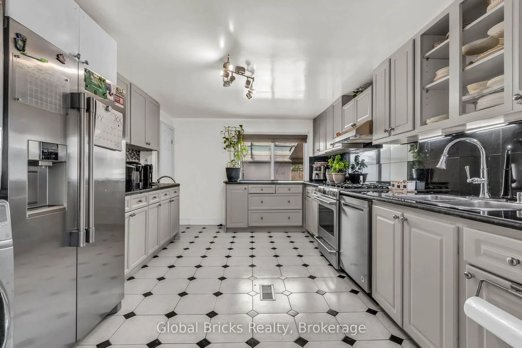 277 Short Avenue S, London East