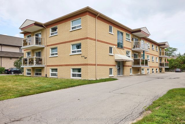 98 Woodlawn Road 11, Welland