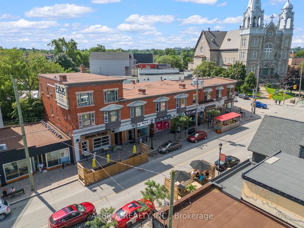 1008 Wellington Street W, West Centre Town