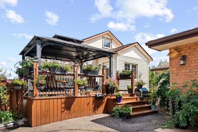 1315 Blakely Crescent W, Pembroke