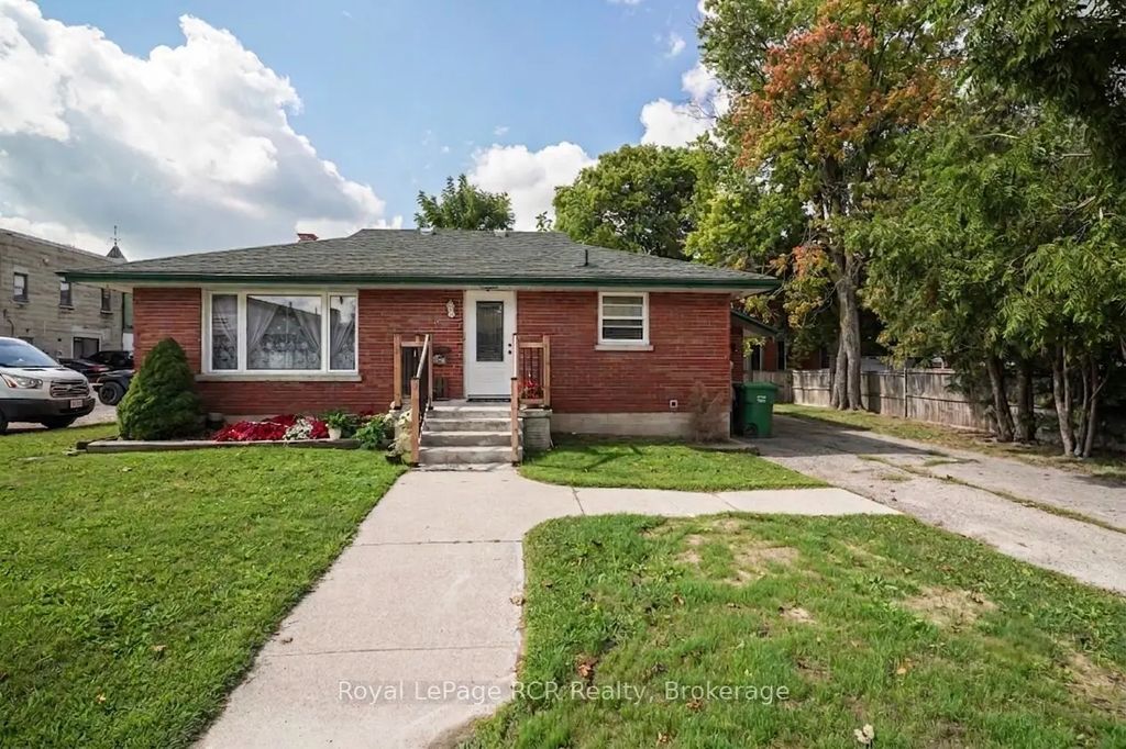 16 Patrick Street W, North Huron