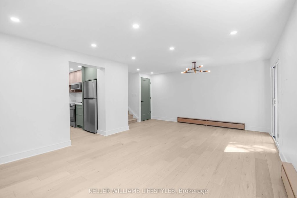 306 Riverside Drive C, London North
