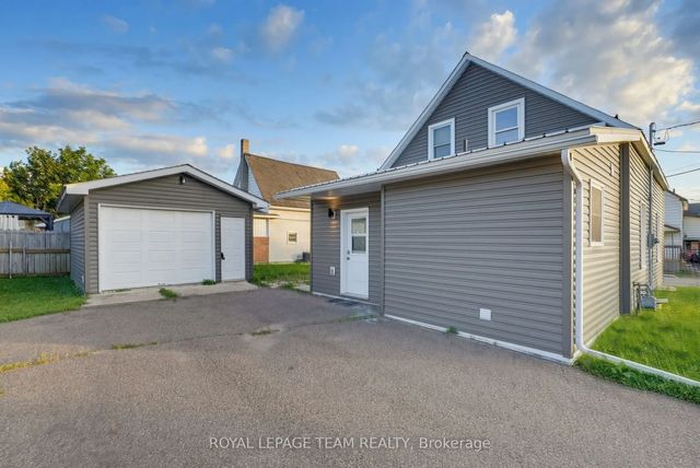 81 Bank Street S, Renfrew