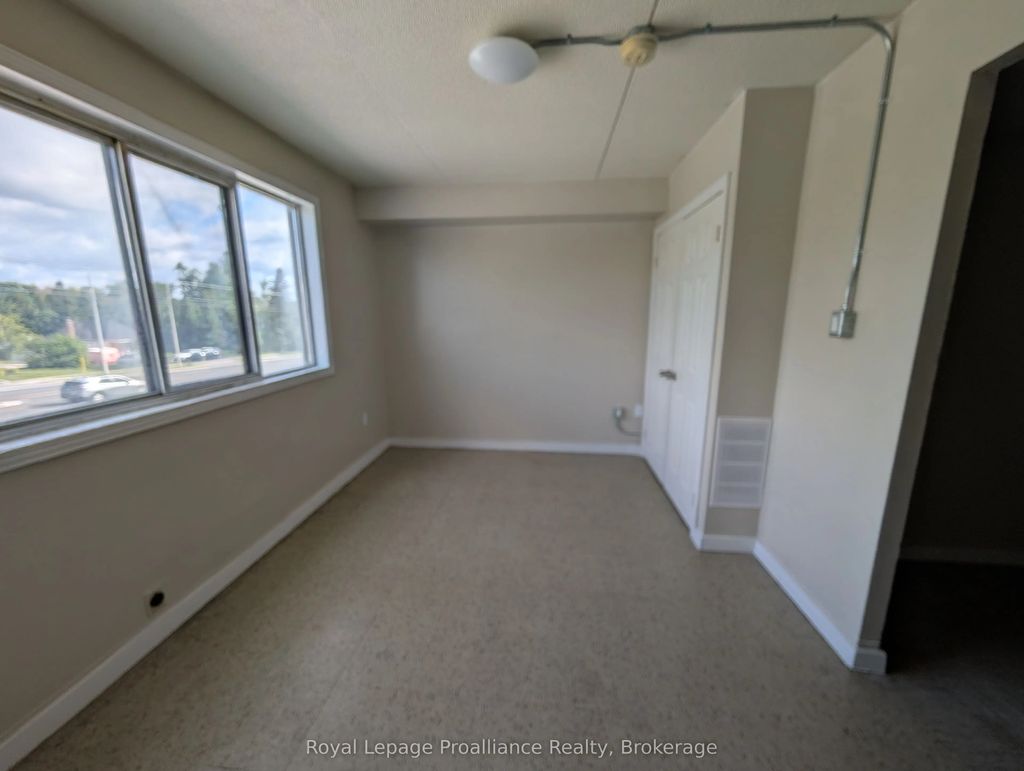 1837 Lansdowne Street W 17, Peterborough