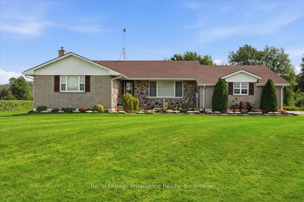 305 Valley Road, Prince Edward County