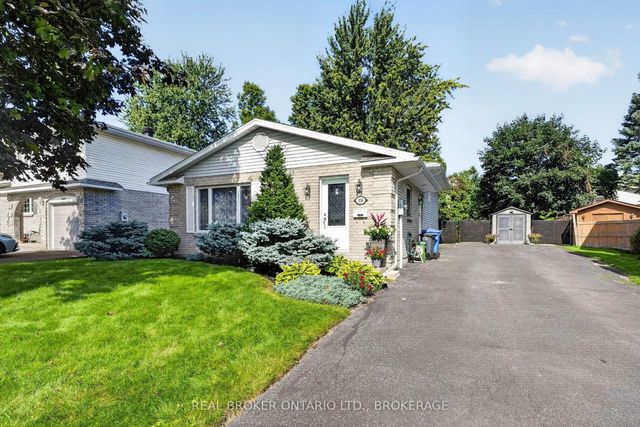 858 Chelsea Crescent, Cornwall