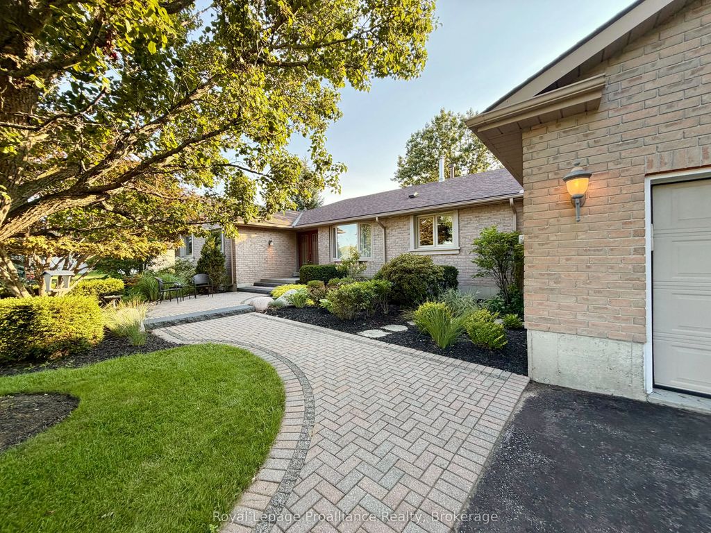 100 Bay Breeze Street, Prince Edward County