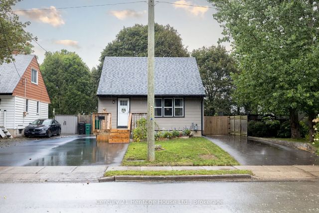 102 Stewart Avenue, Cambridge