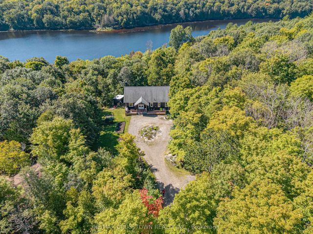 482 East Poverty Bay Road, Magnetawan