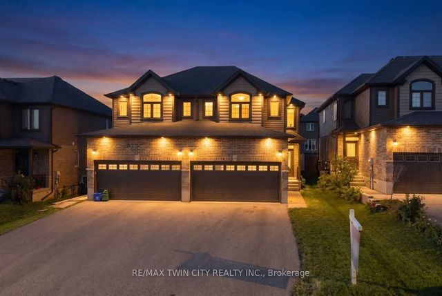 109 Links Crescent N, Woodstock