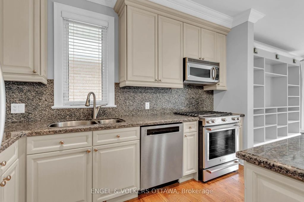 108 Manorhill Private, Alta Vista and Area