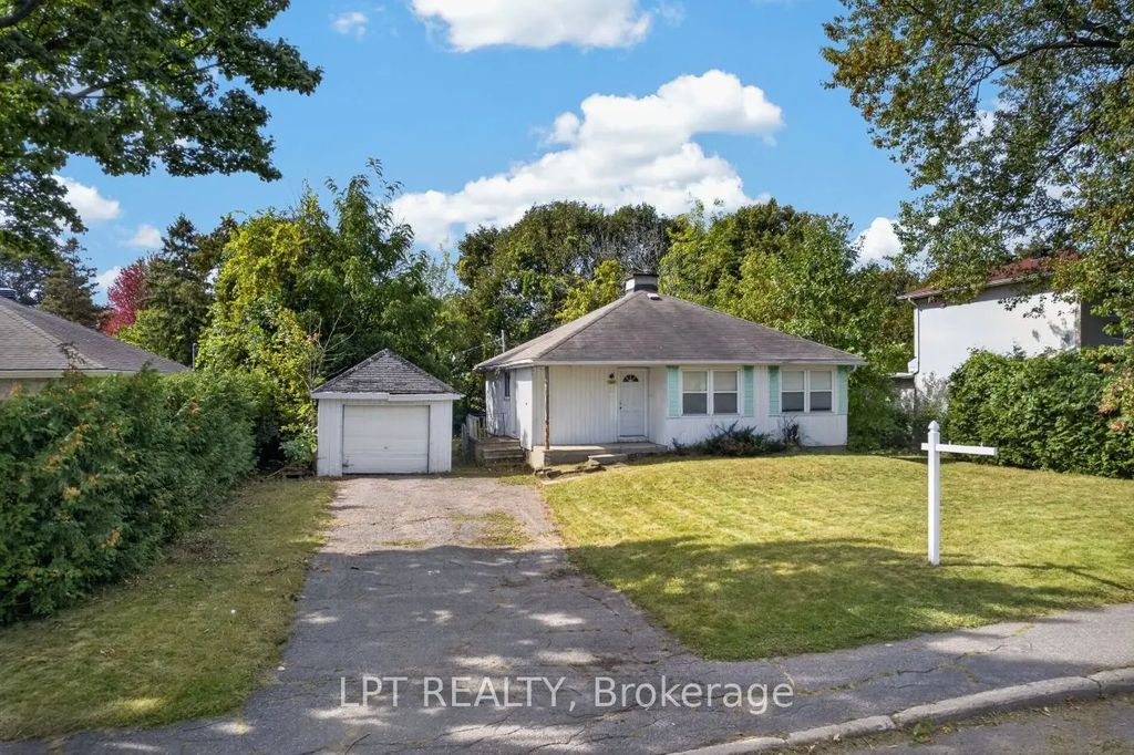 868 Mountainview Avenue, Britannia Heights - Queensway Terrace N and Area
