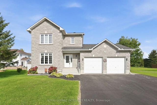 36 Frontenac Boulevard, Russell